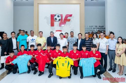 Các cựu danh thủ Brazil tham quan Trung tâm đào tạo bóng đá trẻ PVF