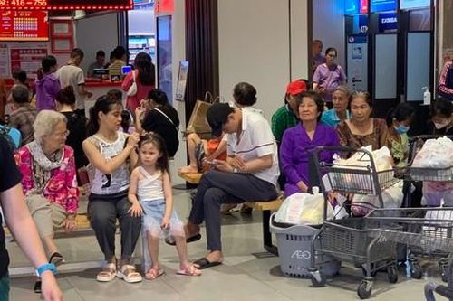 TPHCM: Các siêu thị, trung tâm thương mại đông nghịt người vào 'trốn nóng'