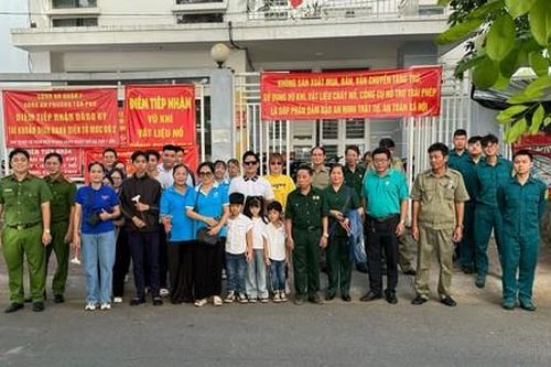 TPHCM: Các nghệ sĩ cùng 'xuống đường' chung tay bóc xóa quảng cáo trái phép
