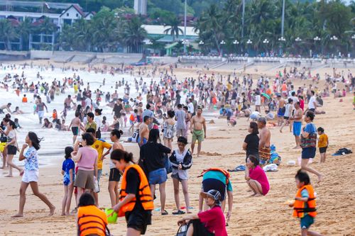 Người dân, du khách đổ xô hạ nhiệt, 'quây kín' bãi biển ở Quy Nhơn