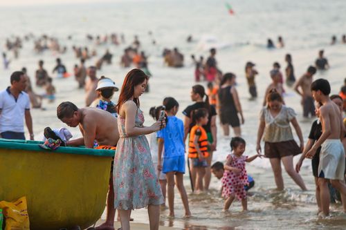 Hàng vạn người đổ xô đến bãi biển đẹp nhất Hà Tĩnh, nhiều khách sạn 'cháy phòng'