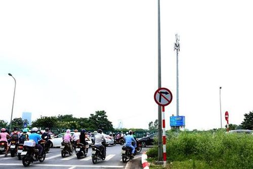 Nhiều người đi ngược chiều ở Đại lộ Thăng Long