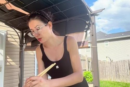 Trang Trần: 'Tôi sang Mỹ nhiều người bảo không có tiền, chỉ ăn cá khô nên mới gầy'