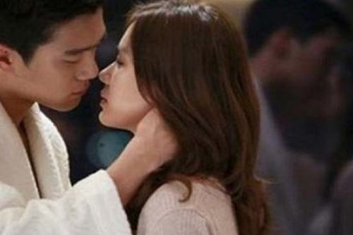 Ngạc nhiên có tới 49% số đàn ông được hỏi nói rằng âu yếm người khác không phải là phản bội vợ