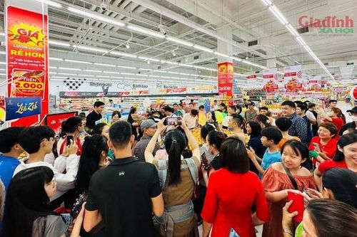 Hàng nghìn mặt hàng giảm giá đến 50%, người Hà Nội tranh thủ nghỉ lễ, ùn ùn đến siêu thị mua sắm