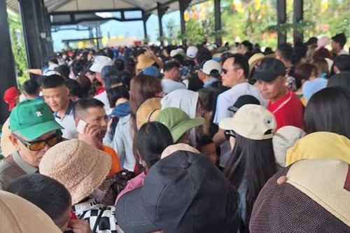 Nghỉ lễ dài ngày, nhà nghỉ tăng giá gấp đôi, dòng người xếp hàng 5 tiếng vẫn chưa vào được điểm du lịch