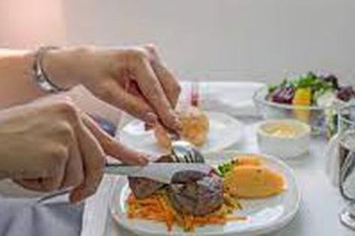 Những thực phẩm nên ăn và nên tránh khi đi máy bay