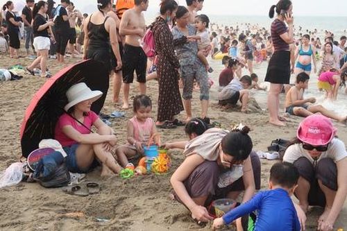 Hàng vạn du khách đổ về phố biển Cửa Lò 'giải nhiệt'