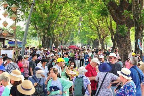 Nắng nóng gay gắt, du khách vẫn nườm nượp tham quan di tích Huế