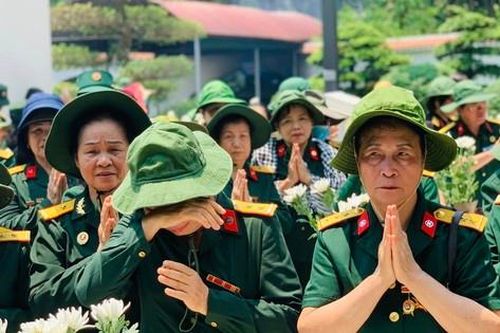 Trời nắng gay gắt nhưng hàng nghìn du khách vẫn về Ngã ba Đồng Lộc tri ân các anh hùng liệt sỹ
