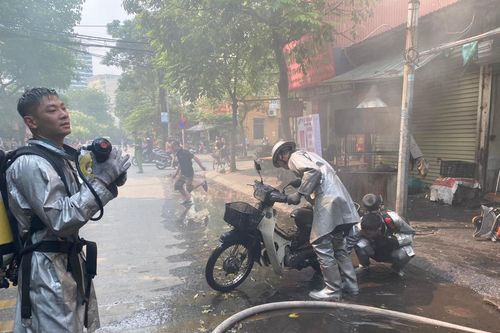 Kịp thời dập tắt đám cháy cửa hàng bán đồ ăn tại khu Xuân Đỉnh