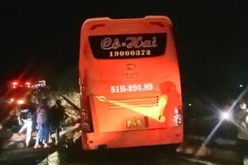 Khoảnh khắc 2 xe khách va chạm, nhiều người bị thương
