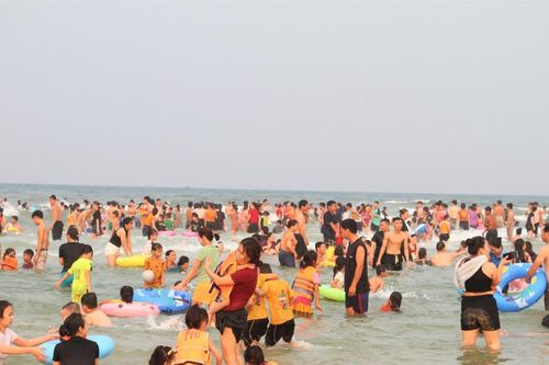 Nắng nóng, hàng nghìn người dân đổ xô về biển Tam Thanh