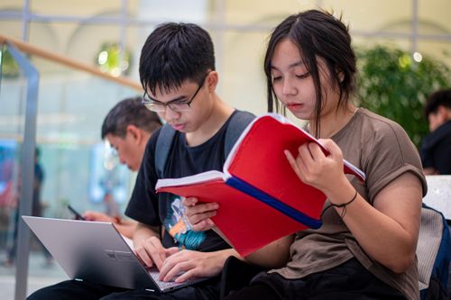 Học sinh mang laptop, sách vở đến TTTM học bài ngày nghỉ lễ