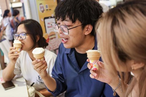 Người TP.HCM chen chân đến trung tâm thương mại tránh nóng