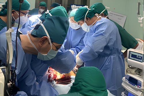 Người đàn ông bị hàng xóm đâm thủng phổi, rách gan