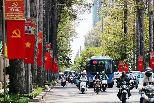 Người dân cả nước hân hoan đón mừng ngày 30/4-1/5