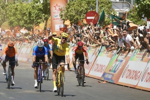 Tay đua Petr Rikunov xuất sắc giành áo vàng và áo xanh chung cuộc