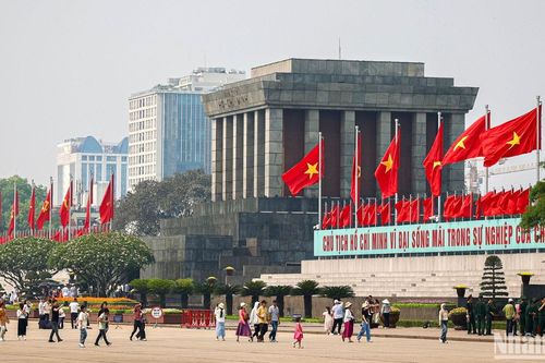 Hà Nội rực rỡ cờ hoa chào mừng 49 năm Ngày Giải phóng miền nam, thống nhất đất nước