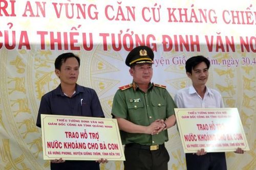 Trao 200 phần quà, nước uống cho gia đình chính sách tại Bến Tre