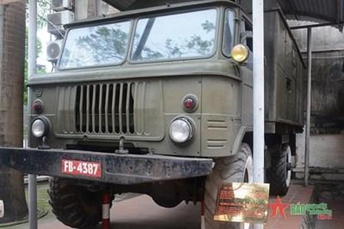 Chiếc xe bảo đảm thông tin liên lạc tại Dinh Độc Lập