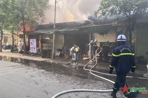 Hà Nội: Cháy một số ki-ốt ở chợ Xuân Đỉnh, nhiều tài sản bị thiêu rụi