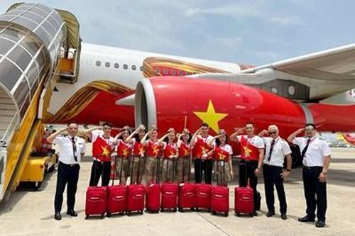 Những chuyến bay rực rỡ cờ đỏ sao vàng dịp lễ 30-4, 1-5