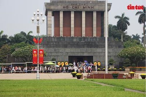 Dòng người xếp hàng dài vào Lăng viếng Chủ tịch Hồ Chí Minh trong ngày nghỉ Lễ 30-4