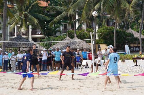 Các ngôi sao Brazil chơi footvolley trên bãi biển Đà Nẵng