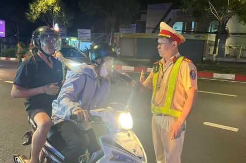 CSGT Công an Đắk Nông 'Đội nắng', ''Bám đường'', 'xuyên đêm, xuyên lễ' bảo đảm trật tự, an toàn giao thông