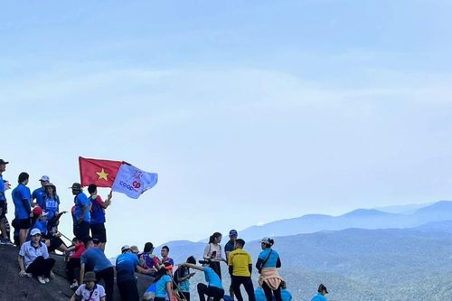 Nghỉ lễ, hàng trăm người thử thách chinh phục núi Đá Bia