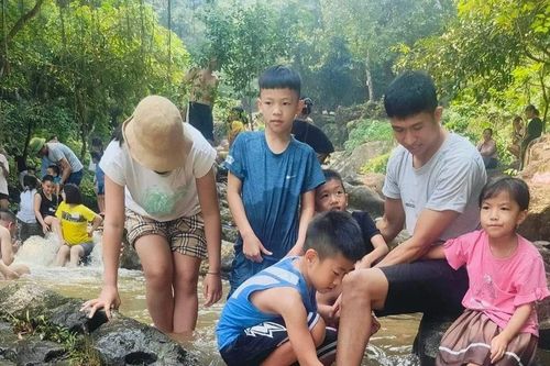 Miền Bắc: đổ xô tắm sông, tắm suối