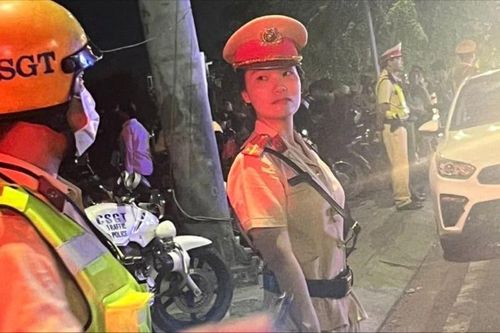 'Bóng hồng' CSGT TP Thủ Đức căng mình điều tiết giao thông trong đêm bắn pháo hoa