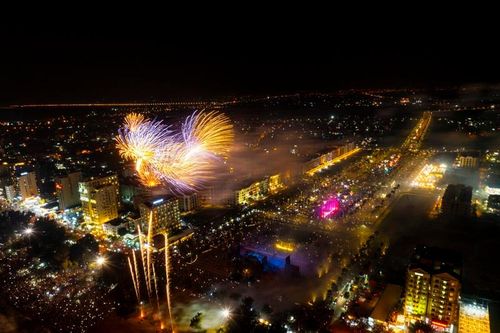Biển người nô nức tới Lễ hội du lịch Sầm Sơn ngắm pháo hoa, dự khánh thành Quảng trường biển