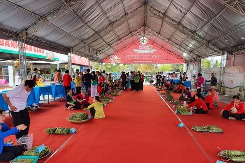 Du khách hào hứng xem thi gói bánh tét ở Cà Mau