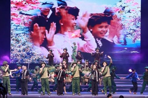 Ấn tượng chương trình nghệ thuật đặc biệt 'Bản hùng ca vang mãi'