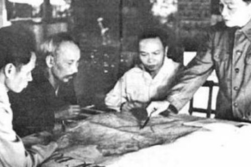 Dịp nghỉ lễ nhiều người dân chọn cách ôn lại lịch sử hào hùng của dân tộc