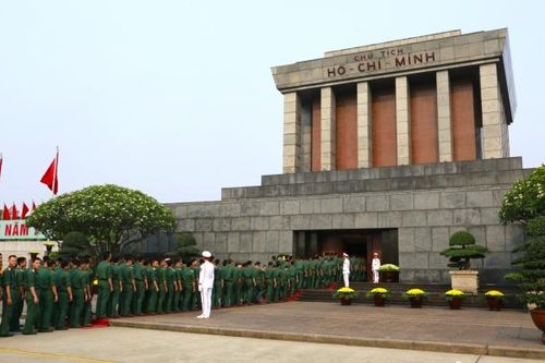 Hàng nghìn người về Lăng viếng Bác trong ngày nghỉ lễ 30/4