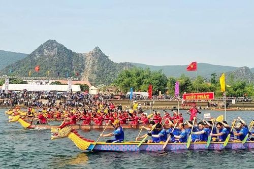 Tranh tài giải đua thuyền truyền thống trên sông Gianh ở Quảng Bình