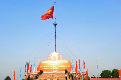 Thiêng liêng Lễ Thượng cờ 'Thống nhất non sông' tại đôi bờ Hiền Lương - Bến Hải