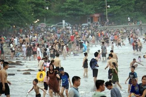Vụ biển Đồ Sơn ngập rác, đục ngầu: Huy động 200 người dọn dẹp