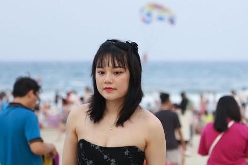 'Chữa lành' nắng nóng: Ăn ngủ trong công viên, mải miết bám biển...