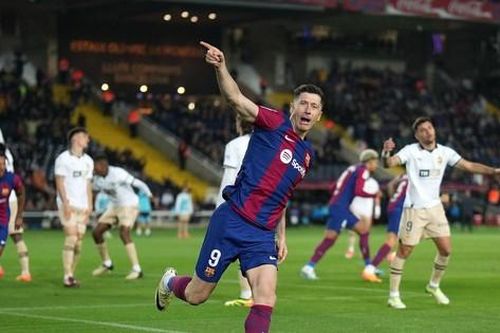 Lewandowski hóa 'siêu nhân', lập hat-trick giúp Barcelona thắng ngược Valencia