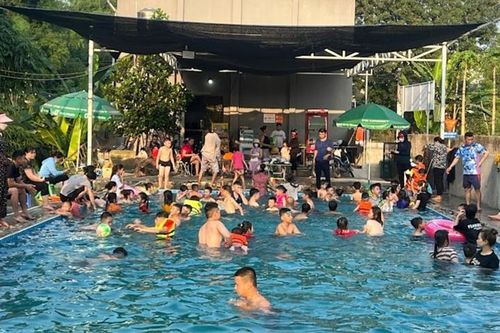 Cháu bé 9 tuổi tử vong khi tắm bể bơi