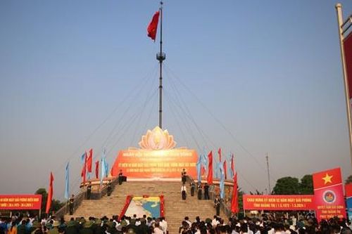 Lễ thượng cờ 'Thống nhất non sông' tại Đôi bờ Hiền Lương - Bến Hải