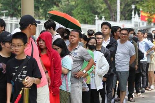 Người dân xếp hàng dài chờ vào Dinh Độc lập sáng 30/4