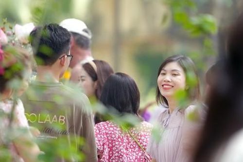 Hà Nội dịu nhẹ, người dân nô nức check-in trong ngày 30/4
