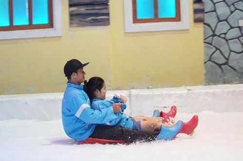 Đổ xô đi trượt tuyết ngay trung tâm TPHCM giữa trời nắng nóng đổ lửa