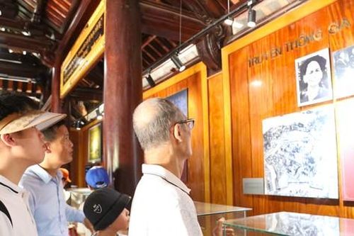 Đồng bào muôn phương về quê Bác trong ngày thống nhất non sông