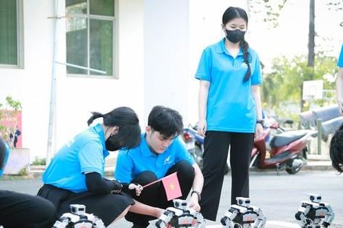 Độc đáo Robot do sinh viên huấn luyện múa 'Hào khí Việt Nam' mừng ngày thống nhất
